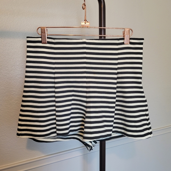 Free People Urban Outfitters Black White Striped Pleated Shorts Women's Medium - Picture 2 of 7
